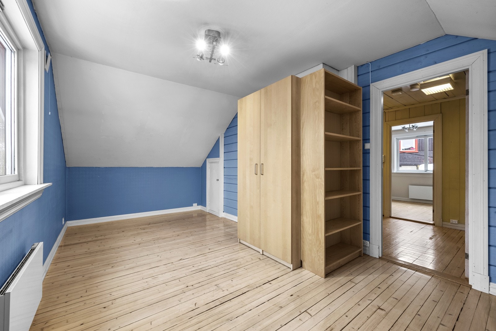 Soverom 2 er romslig og har tilgang til kott på begge sider Galleribilde