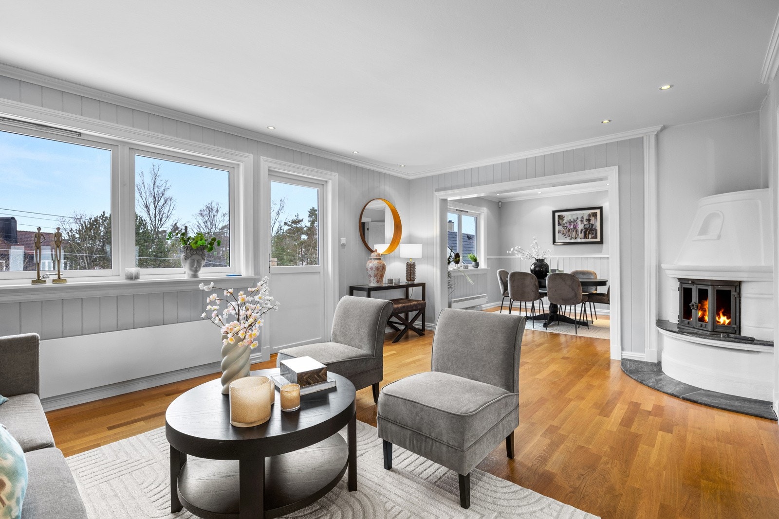 Store vindusflater gir rikelig med naturlig lys i stuen Galleribilde