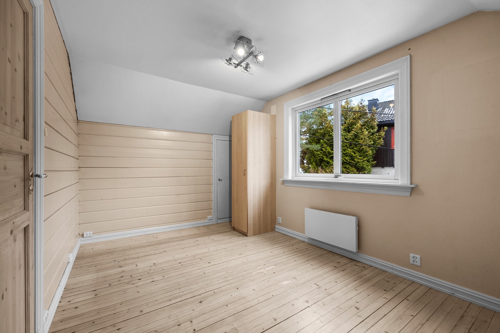 Soverom 3 er også romlig og har tilgang til kott på begge sider Galleribilde