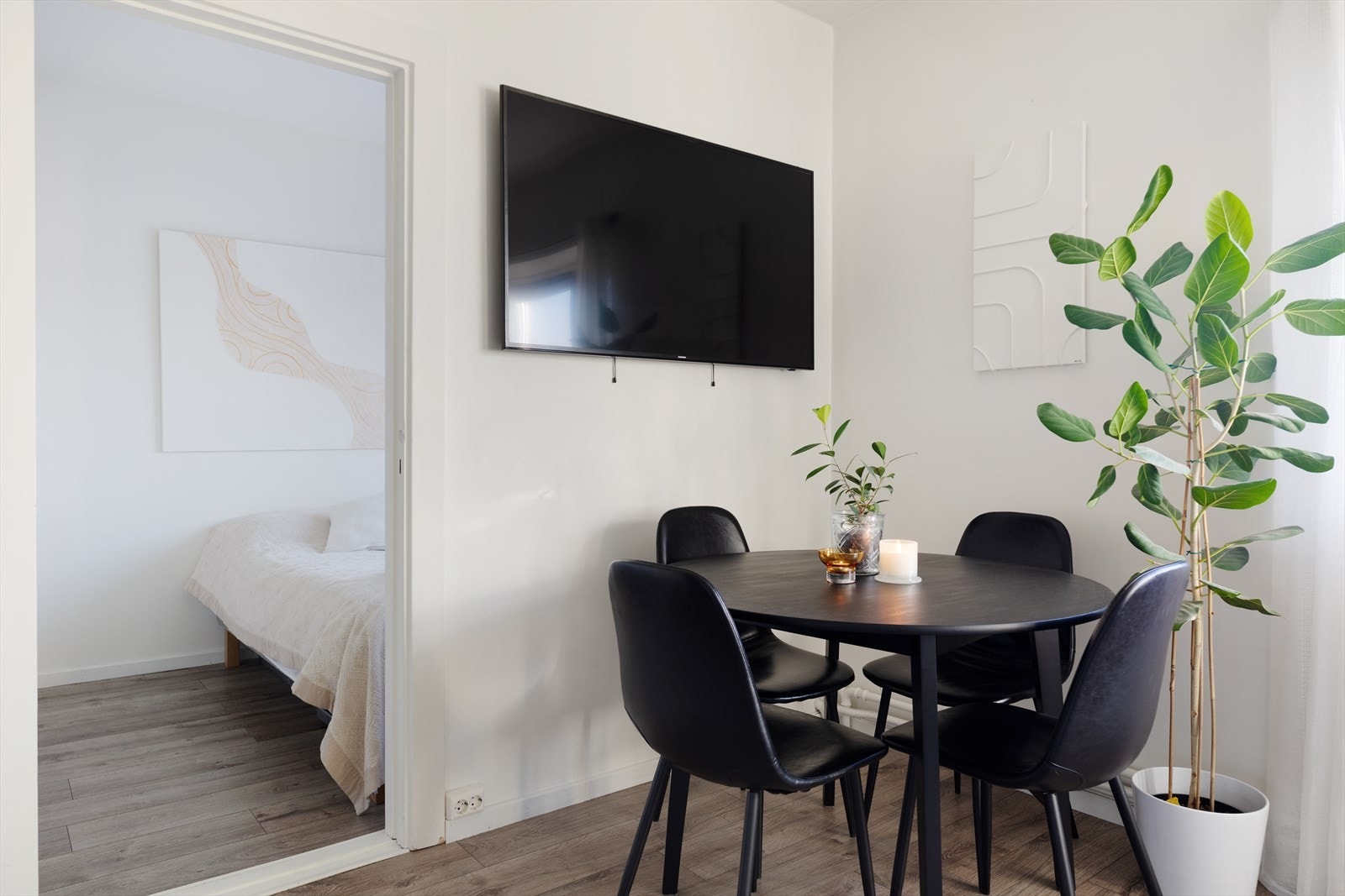 Lysemalte flater og pent gulv gjør det enkelt å møblere etter egne ønsker og behov. Galleribilde