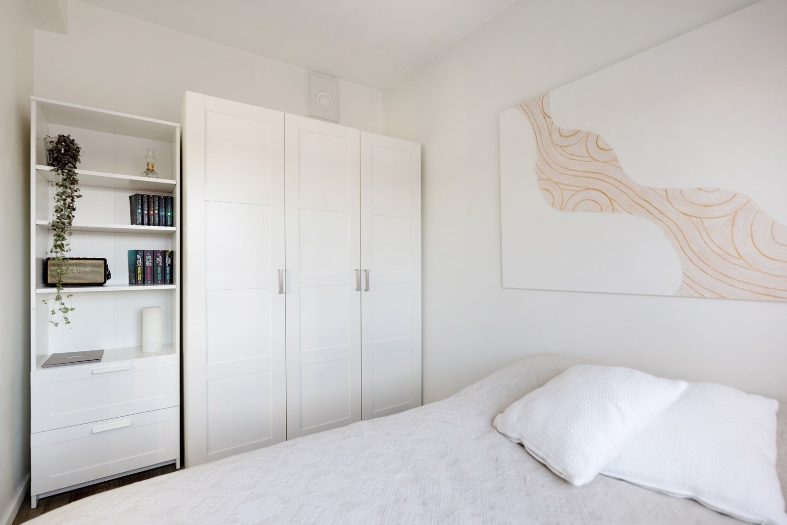 Langs den ene veggen er det montert doble garderobeskap som sikrer plass for alt av klær og sko. Galleribilde