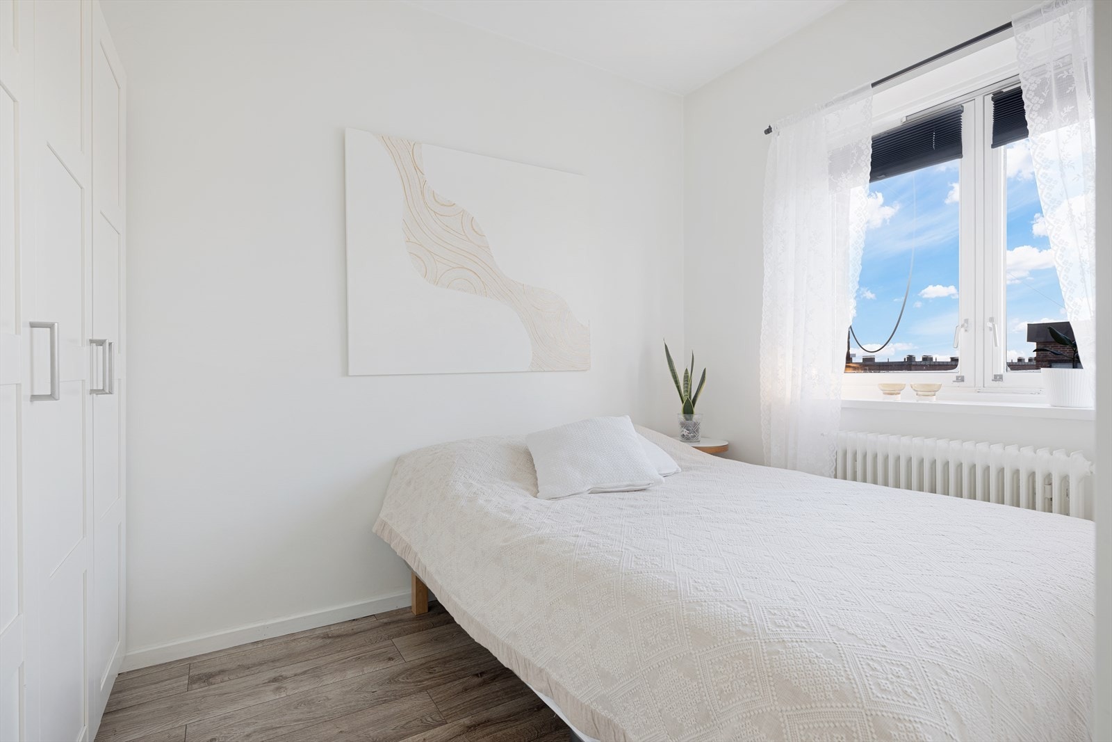 Fra stuen er det adkomst til leilighetens luftige og innbydende soverom. Rommet er av god størrelse med plass til dobbeltseng (160 cm) og nattbord. Galleribilde