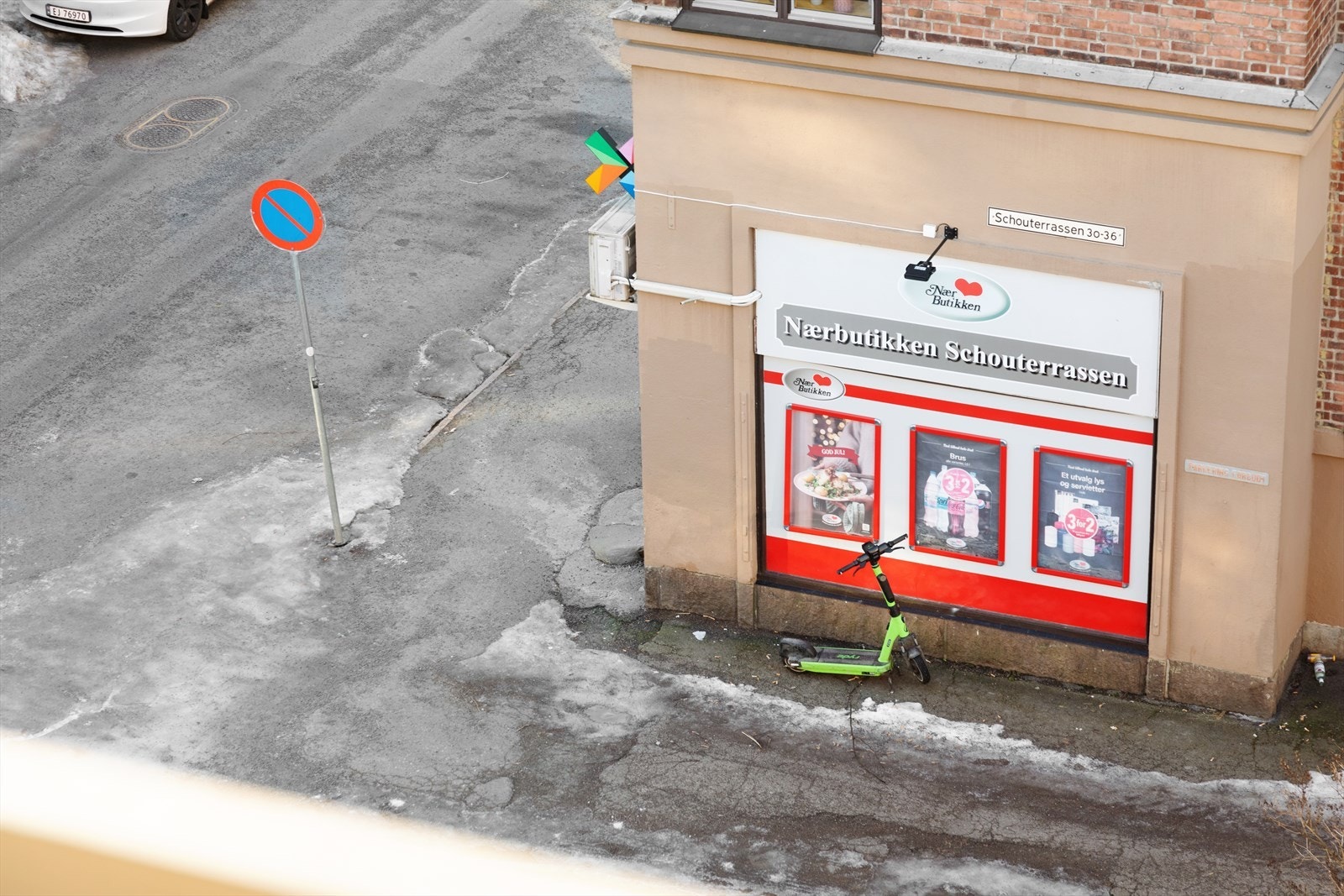 Kun noen minutters gange unna ligger nærbutikken som er åpent alle dager i uken. Galleribilde