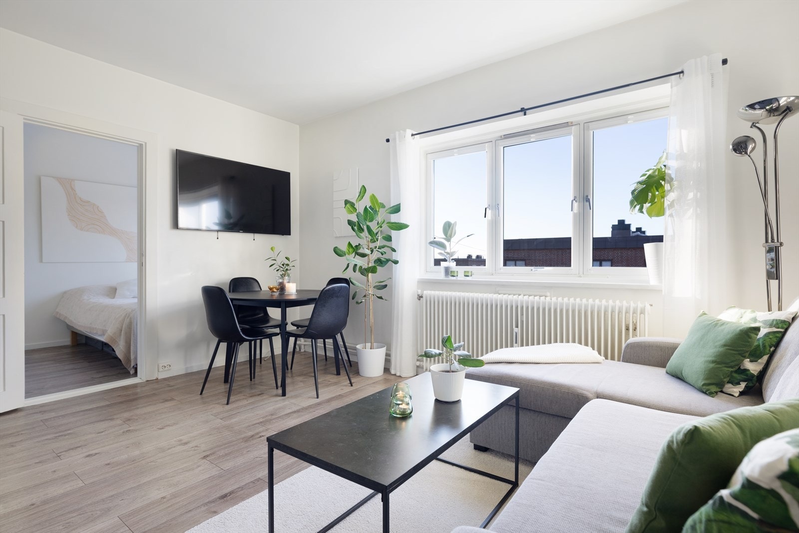 Den gode romløsningen gir naturlig plass til sofagruppe, bord og TV-benk. Mellom stue og kjøkken er det også naturlig plass til spisebord. Galleribilde