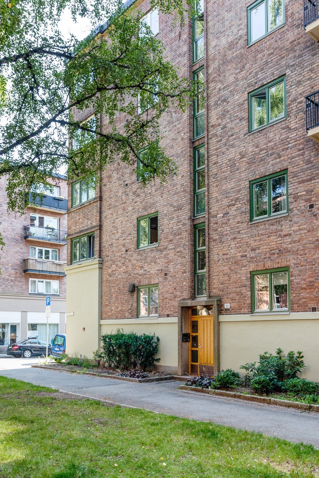 Fra hyggelig, grønn gate er det trappeadkomst til leiligheten som ligger i byggets toppetasje. Galleribilde