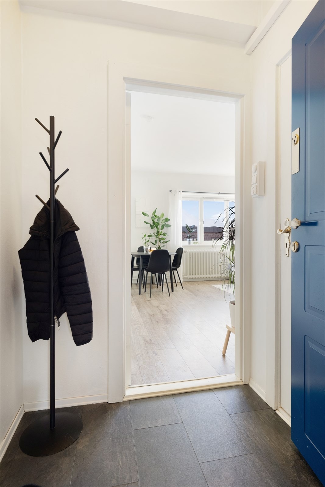 I entreen er det plass til yttertøy og sko. Lunt, flislagt gulv og lysmalte vegger gir en hyggelig velkomst. Galleribilde