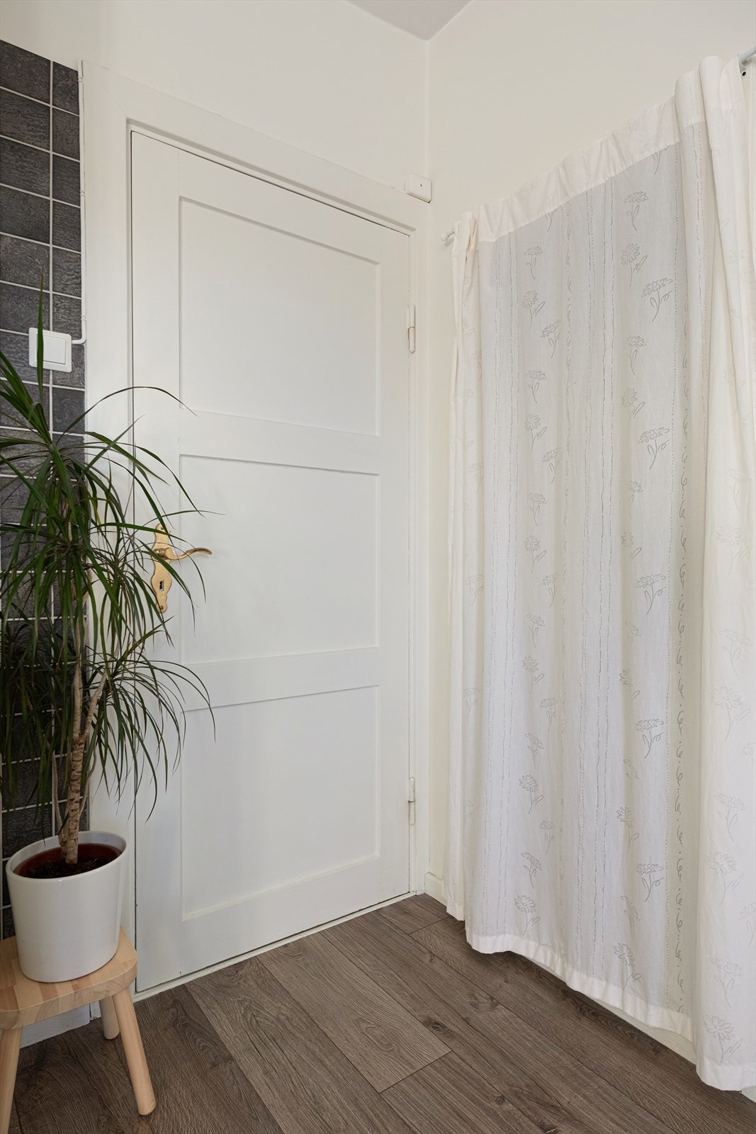 Fra stuerommet er det adkomst til en innvendig bod. Galleribilde