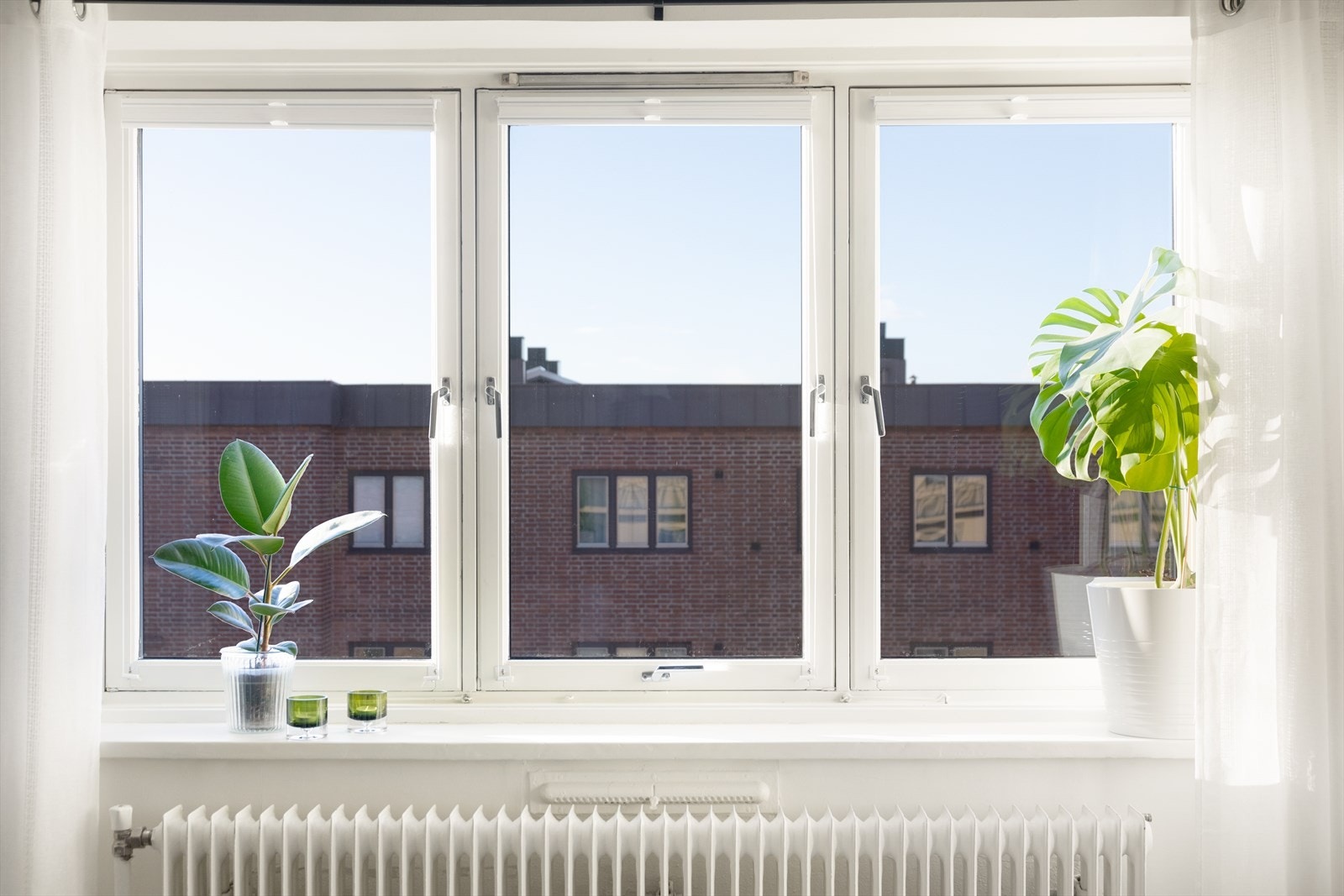 Store vinduer med dype karmer sikrer rikelig med naturlig dagslys i rommet, så vel som hyggelig, grønt utsyn. Galleribilde