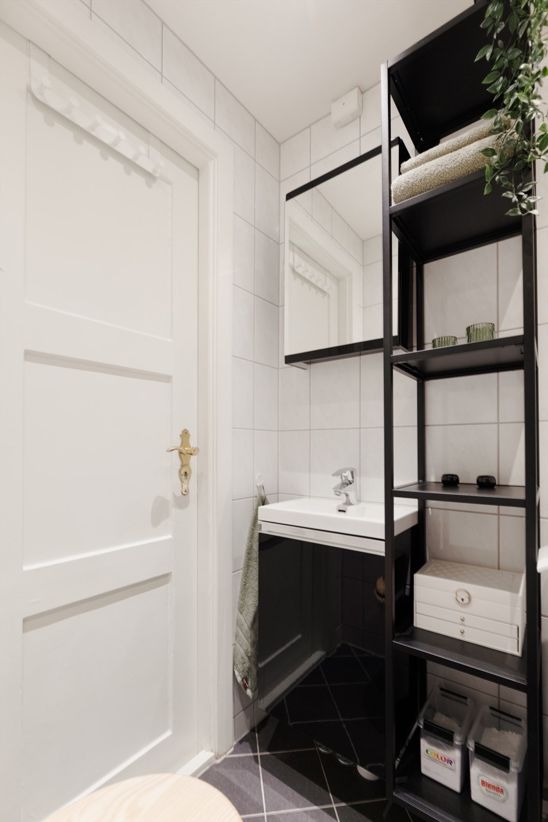 Rommet inneholder pen baderomsinnredning med underskap og servant, speilskap, dusj og vegghengt toalett. Nye dusjdører i glass i 2020. Det er opplegg og plass for vaskemaskin på badet. Galleribilde