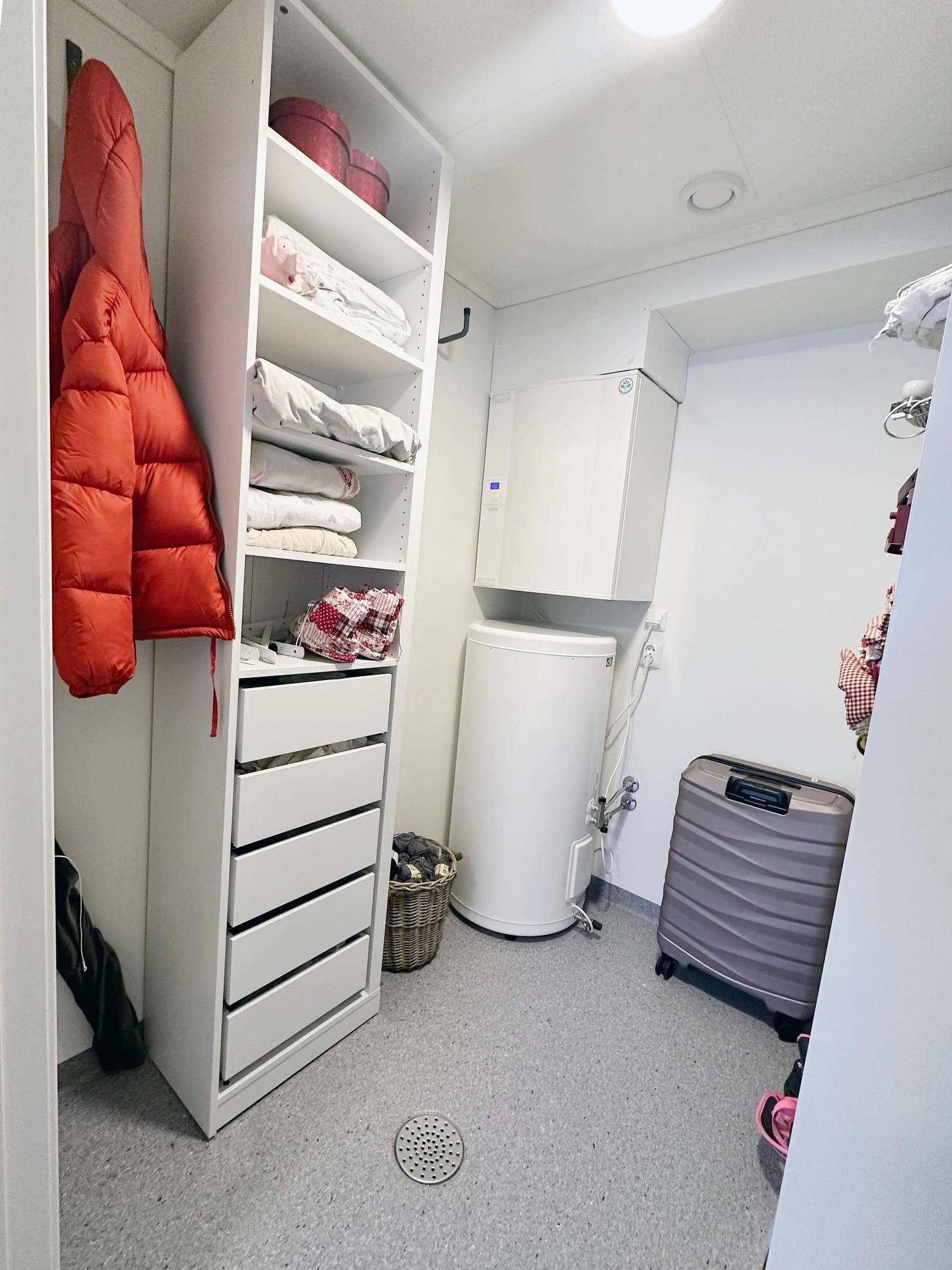Teknisk rom med mulighet for plassering av vaskemaskin/tørketrommel. Galleribilde