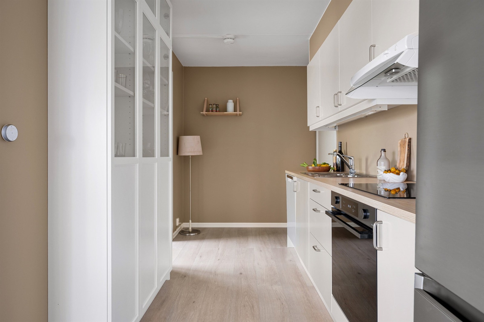 Stilren kjøkkeninnredning med nyere benkeplate. Galleribilde