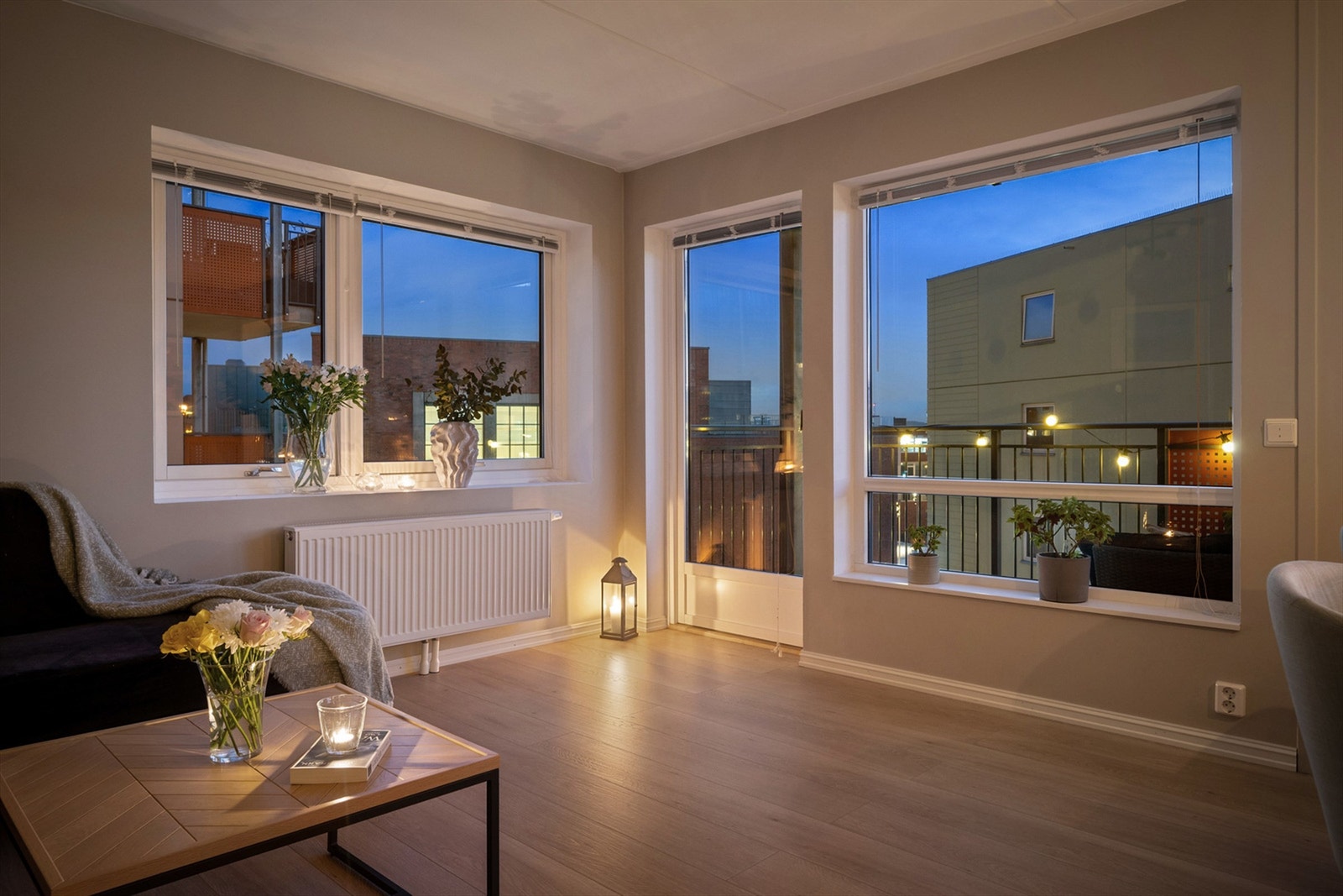 Luftig planløsning med åpen stue/kjøkkenløsning, bad, to soverom, innvendig bod og entré. Galleribilde