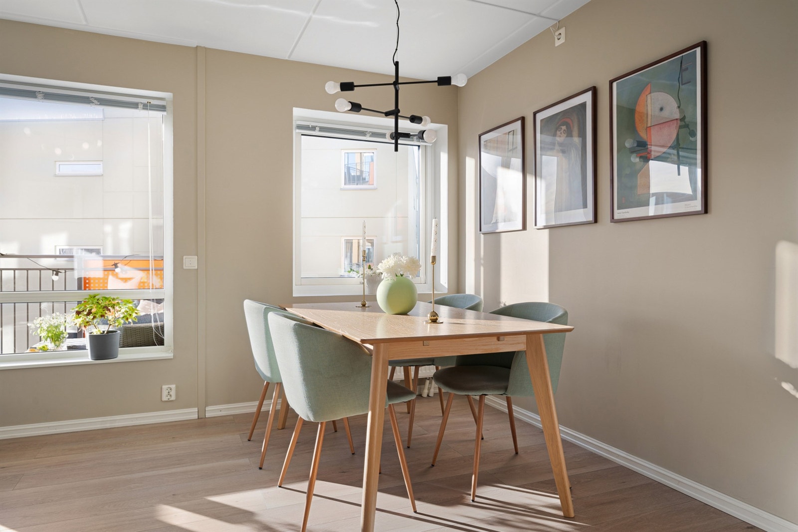 Fin og naturlig plass til spisestue. Galleribilde