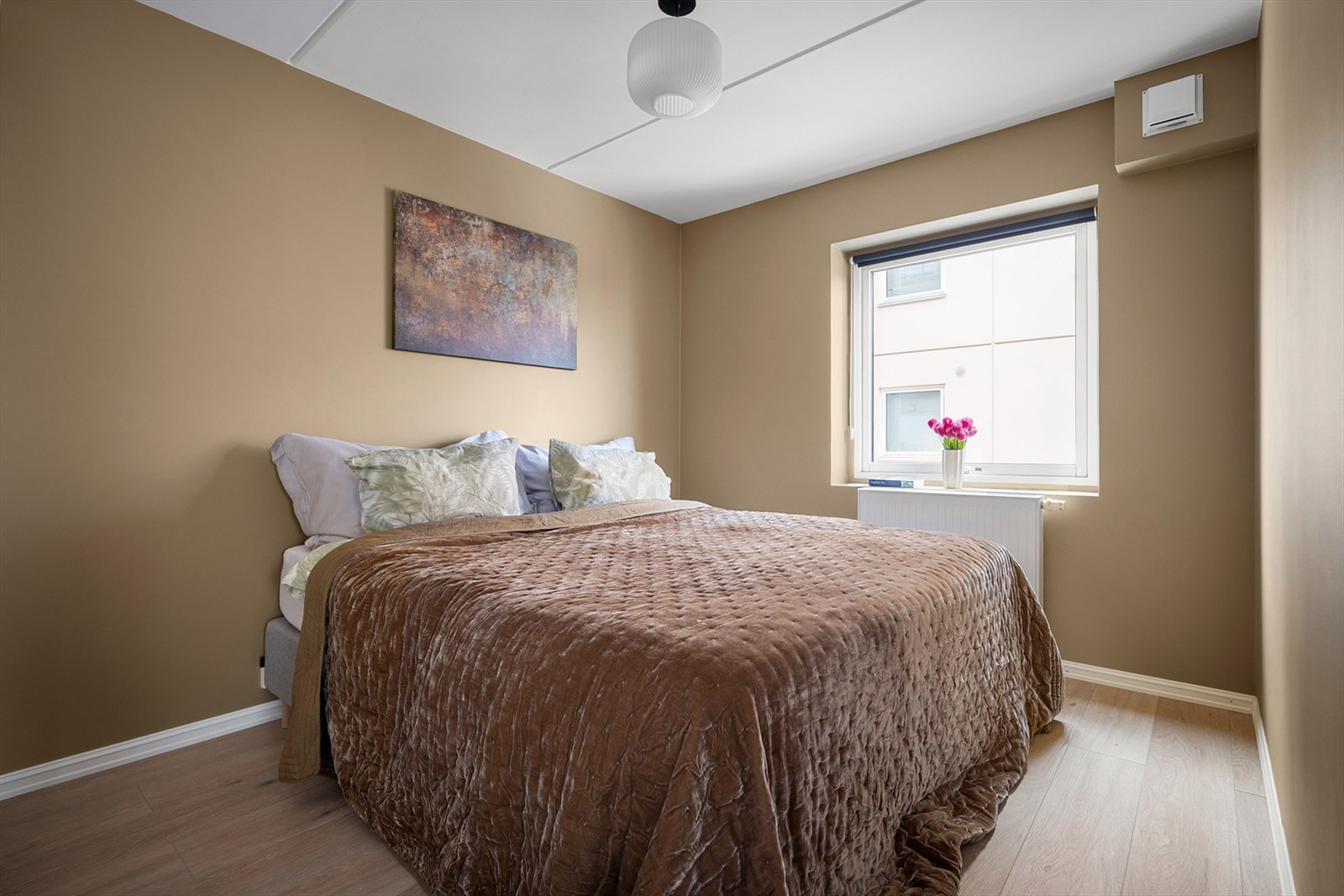 Hovedsoverom med god plass til dobbeltseng og nattbord. Galleribilde