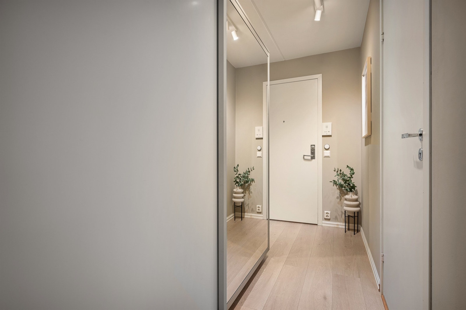 Innbydende entré med skyvedørsgarderobe. Galleribilde