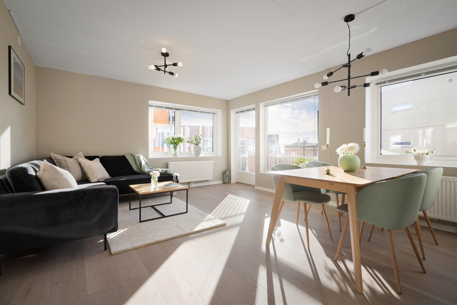 Pen stue med flere store vindusflater fra to sider, som slipper inn godt med lys. Galleribilde