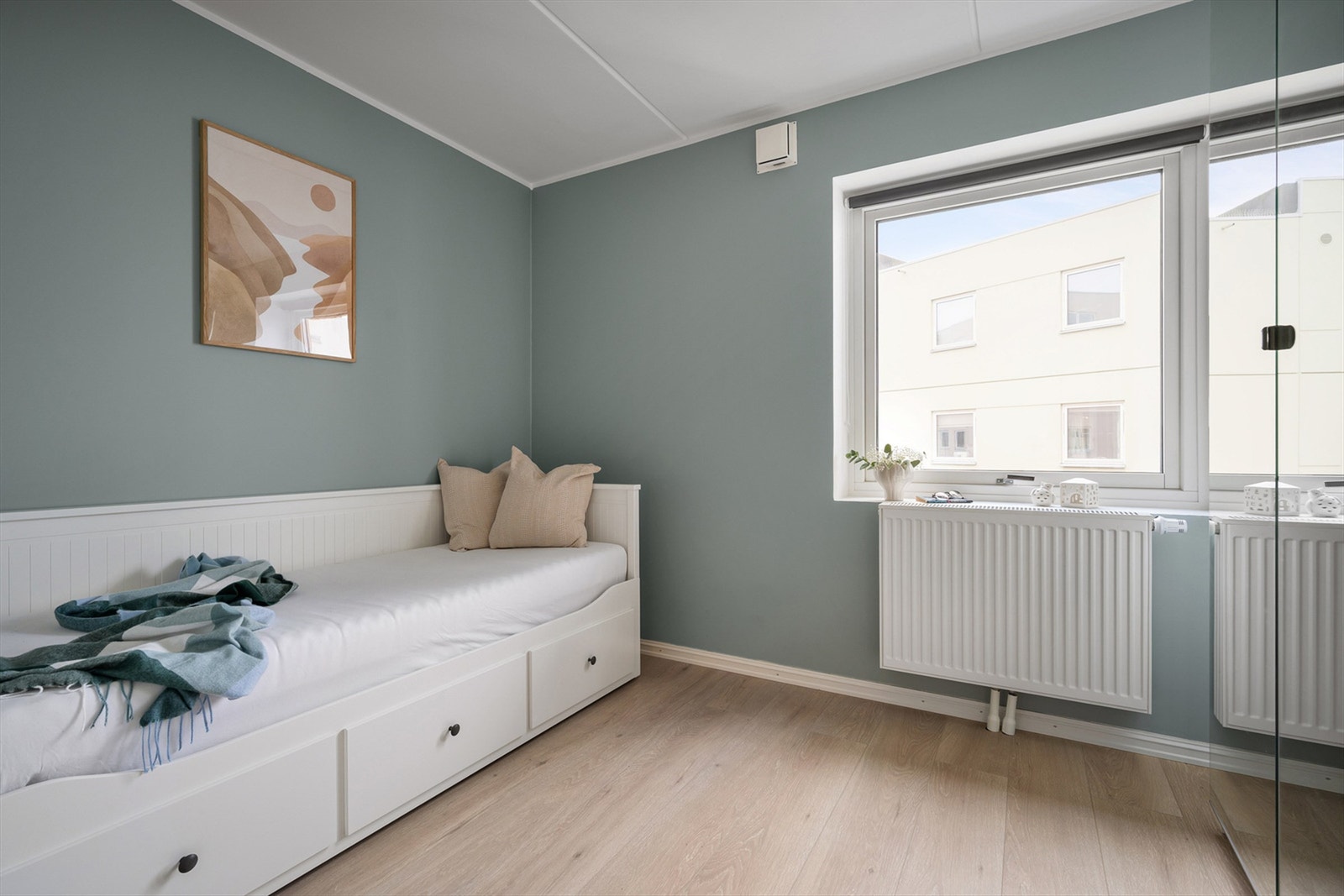 Soverom som passer godt som barnerom, kontor eller gjesterom. Galleribilde