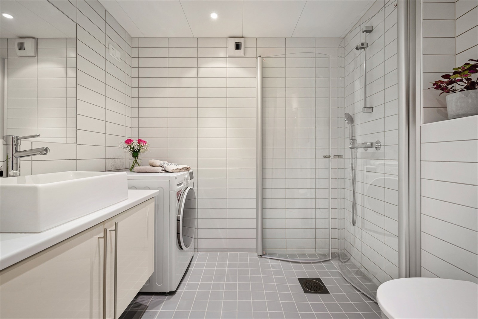 Lyst og flislagt bad med gulvvarme. Badet er fra byggeår 2011. Galleribilde