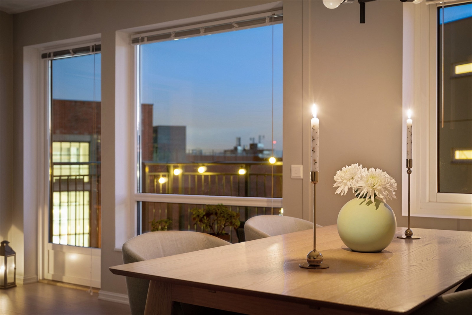 Leiligheten ligger flott til på hjørnet i 5. etasje. Galleribilde