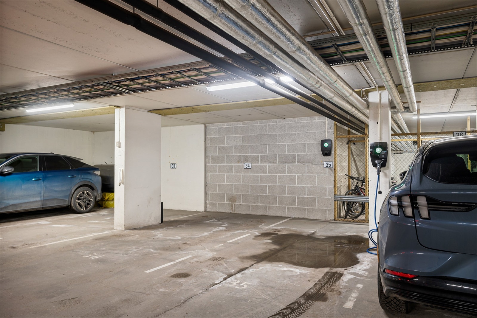 Garasjeplass med elbillader i kjelleren. Galleribilde