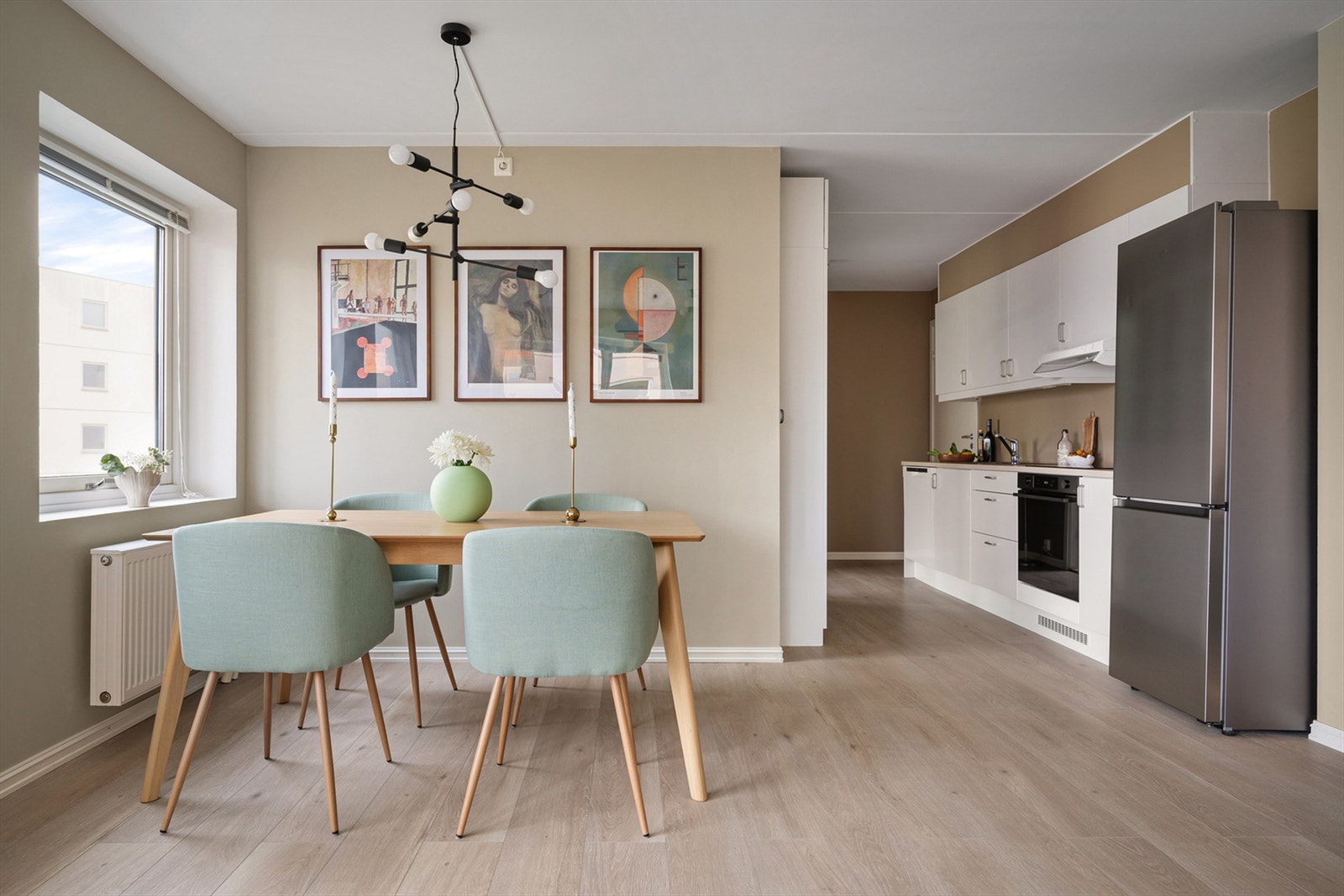 Delvis åpen løsning mot kjøkken. Galleribilde