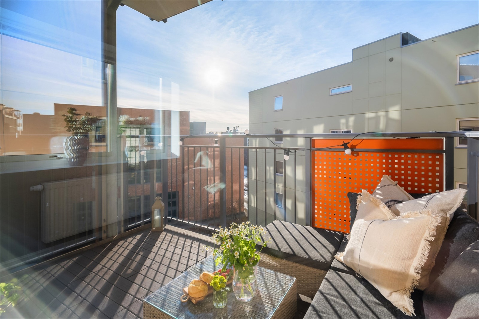 Selger opplyser om sol på balkongen tidlig til sent. Galleribilde