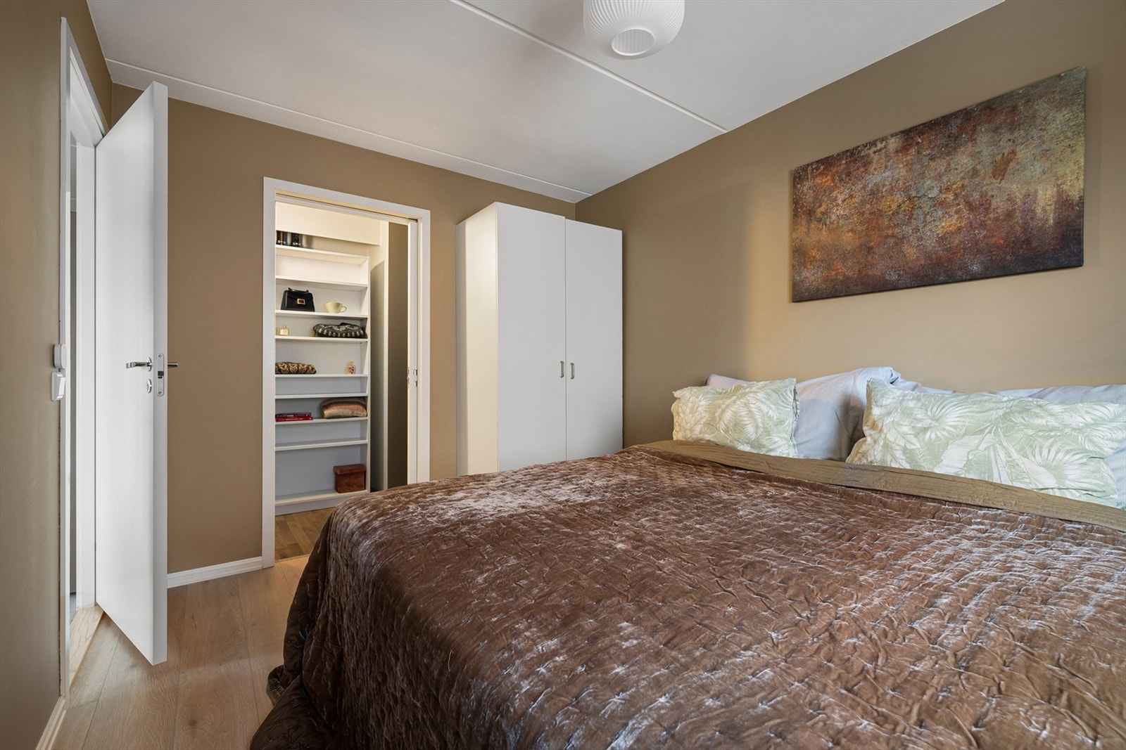 Inngang til bod, som selger i dag bruker som garderobe. Galleribilde