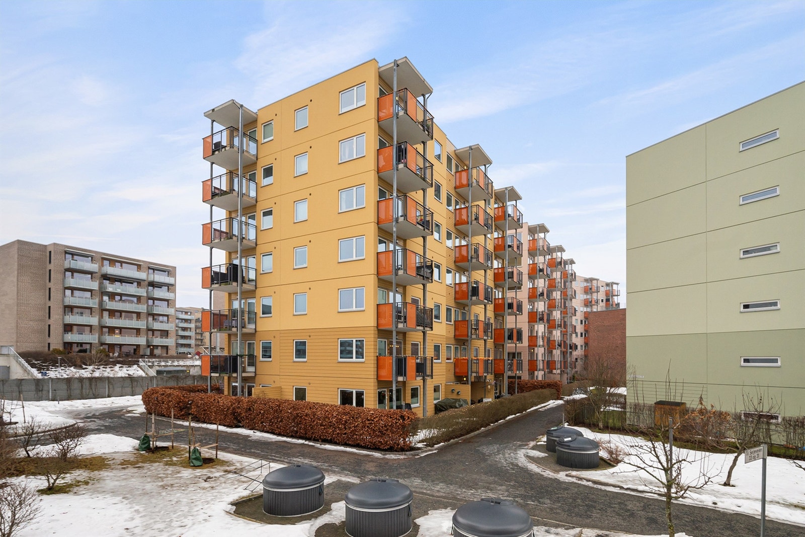 På Frydenberg bor du veldig flott til på et grønt og bilfritt område med god avstand mellom blokkene. Kort vei til Løren T-bane, butikker, byen og marka! Galleribilde