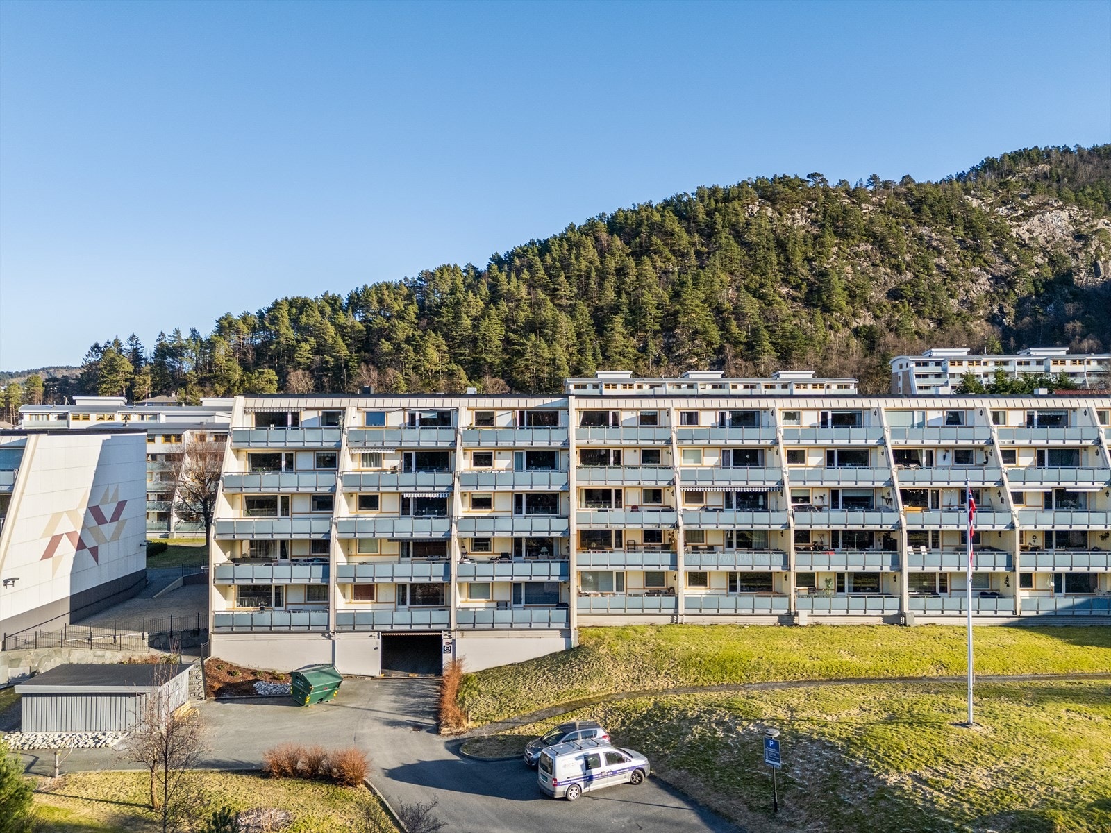 - Leiligheten ligger i et attraktivt og sentralt boligområde i Åsane med kort vei til blant annet flotte turområder - Galleribilde