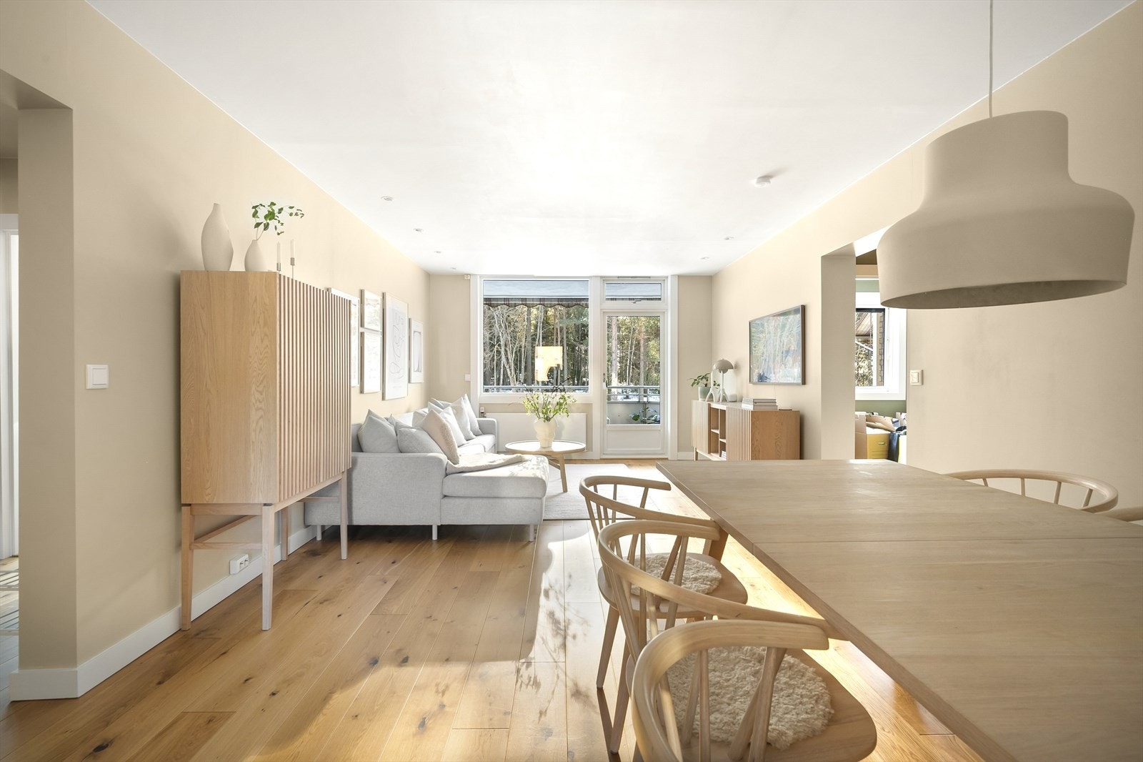 Åpen og sosial planløsning med plass til stor spisegruppe Galleribilde