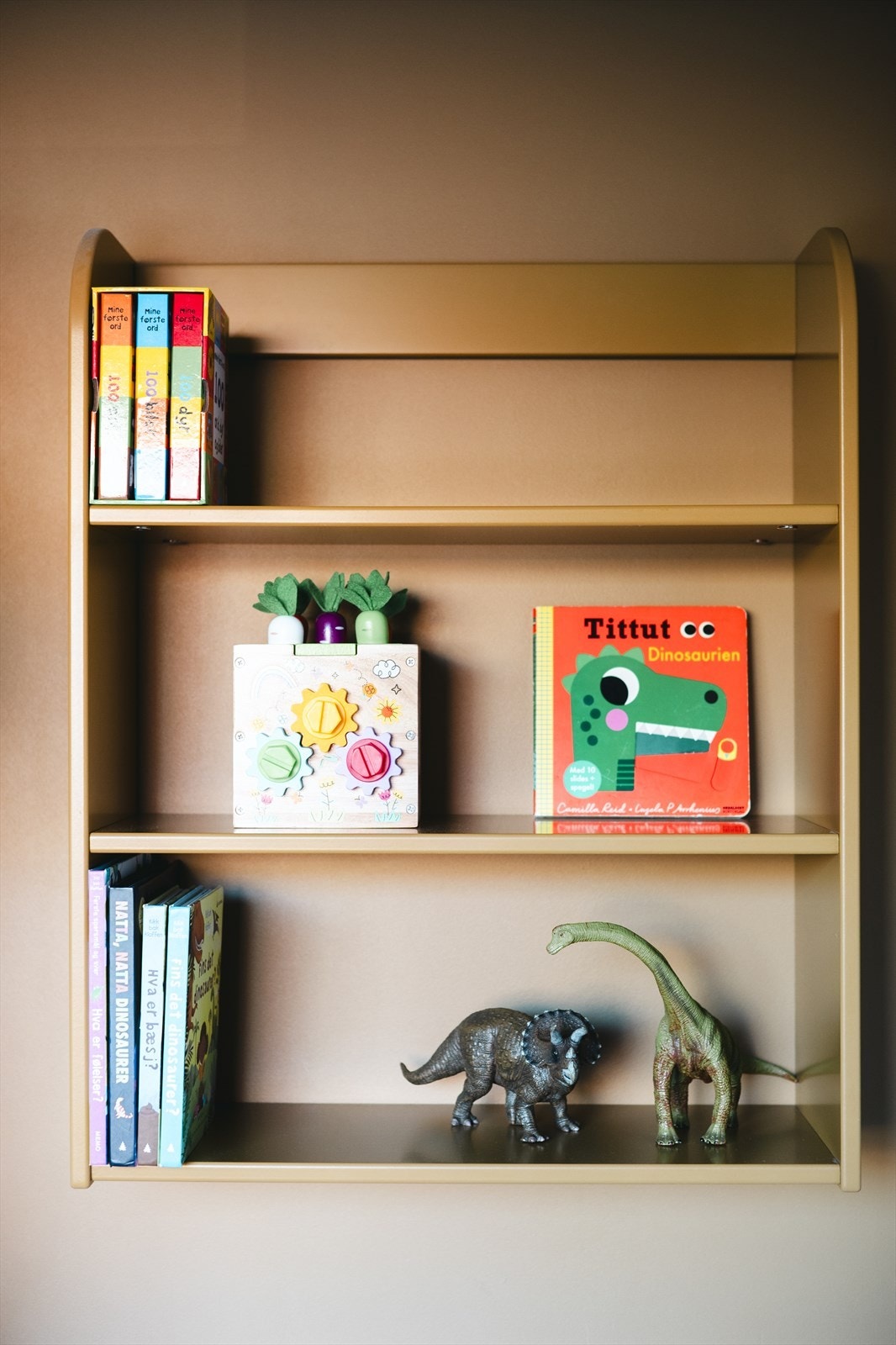 Rommet er malt i delikat farge som gir en lun og hyggelig atmosfære Galleribilde