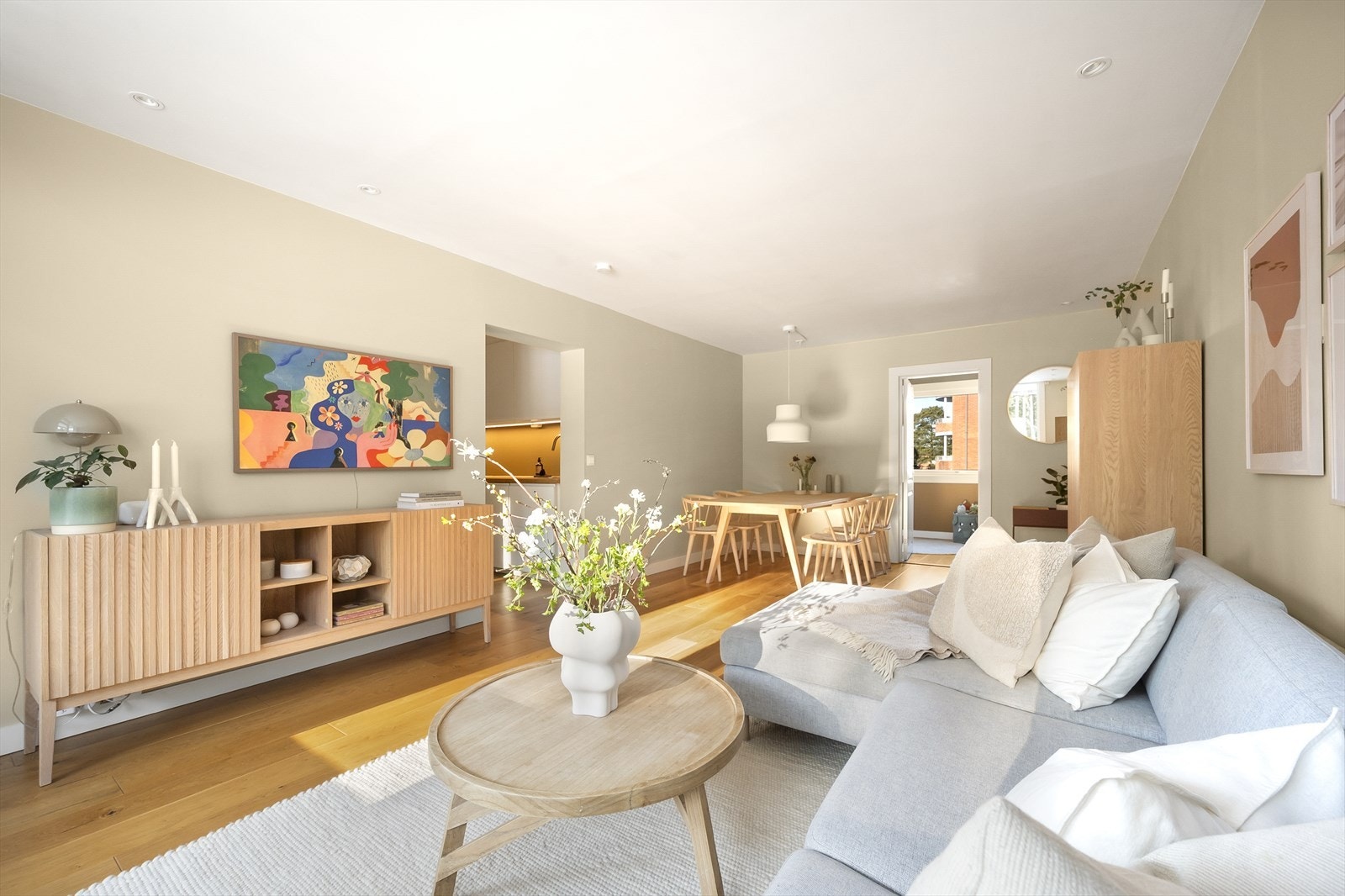 Leiligheten har en gjennomgående planløsning som gir gode lys- og solforhold Galleribilde