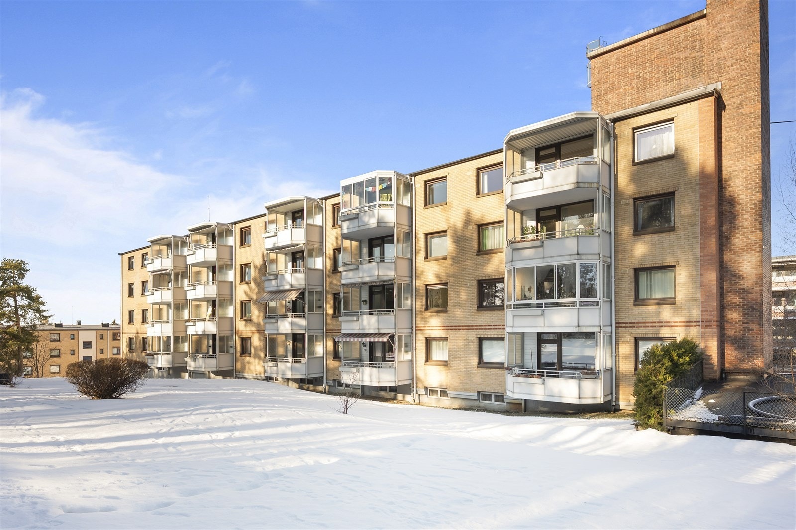 Leiligheten har en god intern beliggenhet i borettslaget. Selger eier en garasjeplass i Skrenten Garasjelag, det er mulighet til å kjøpe denne direkte av selger, se salgsoppgaven for nærmere informasjon. Galleribilde