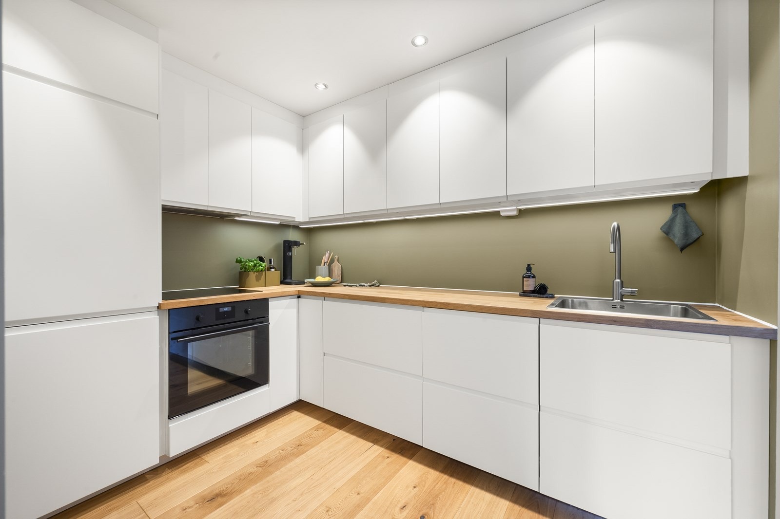 Lekkert kjøkken med integrerte hvitevarer av god kvalitet. Nye kjøkkenfronter i 2021 Galleribilde