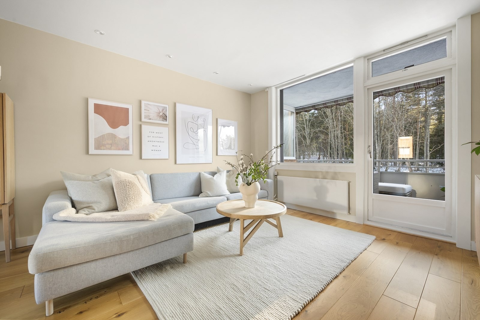 Meget innbydende stue med rikelig av naturlig lysinnslipp og hyggelig utsyn mot frodige omgivelser Galleribilde