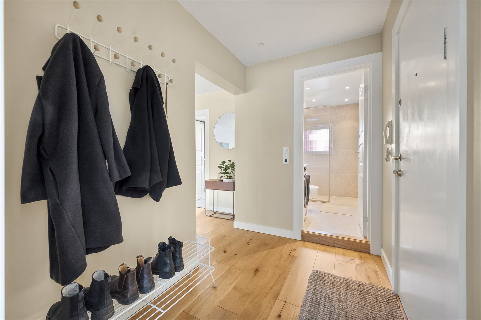 Entrè med plass til oppbevaring av sko og yttertøy Galleribilde