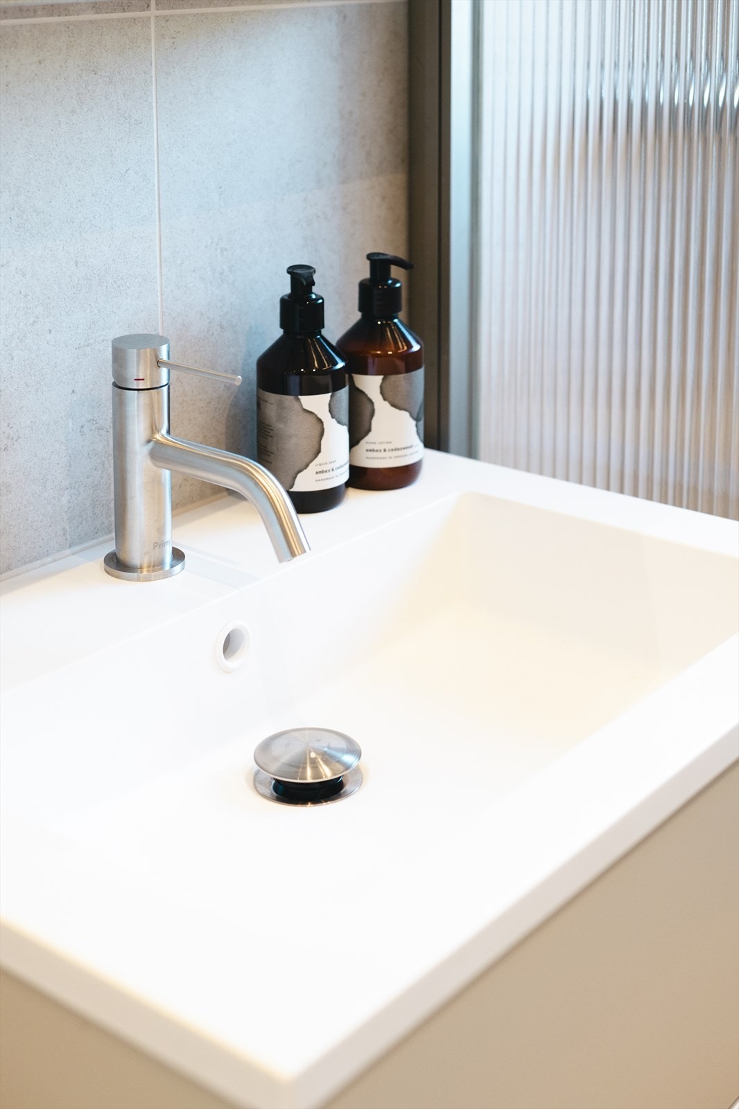 Badet ble pusset opp i 2024 av faglært, dokumentasjon medfølger. Baderomsinnredning fra Iconic Nordic Rooms Galleribilde