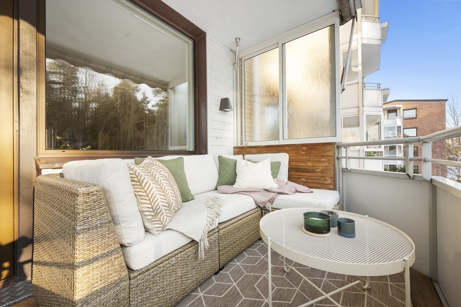 Leiligheten har en god intern beliggenhet uten innsyn. Det ble lagt gulv av faglært på balkong i 2021 Galleribilde