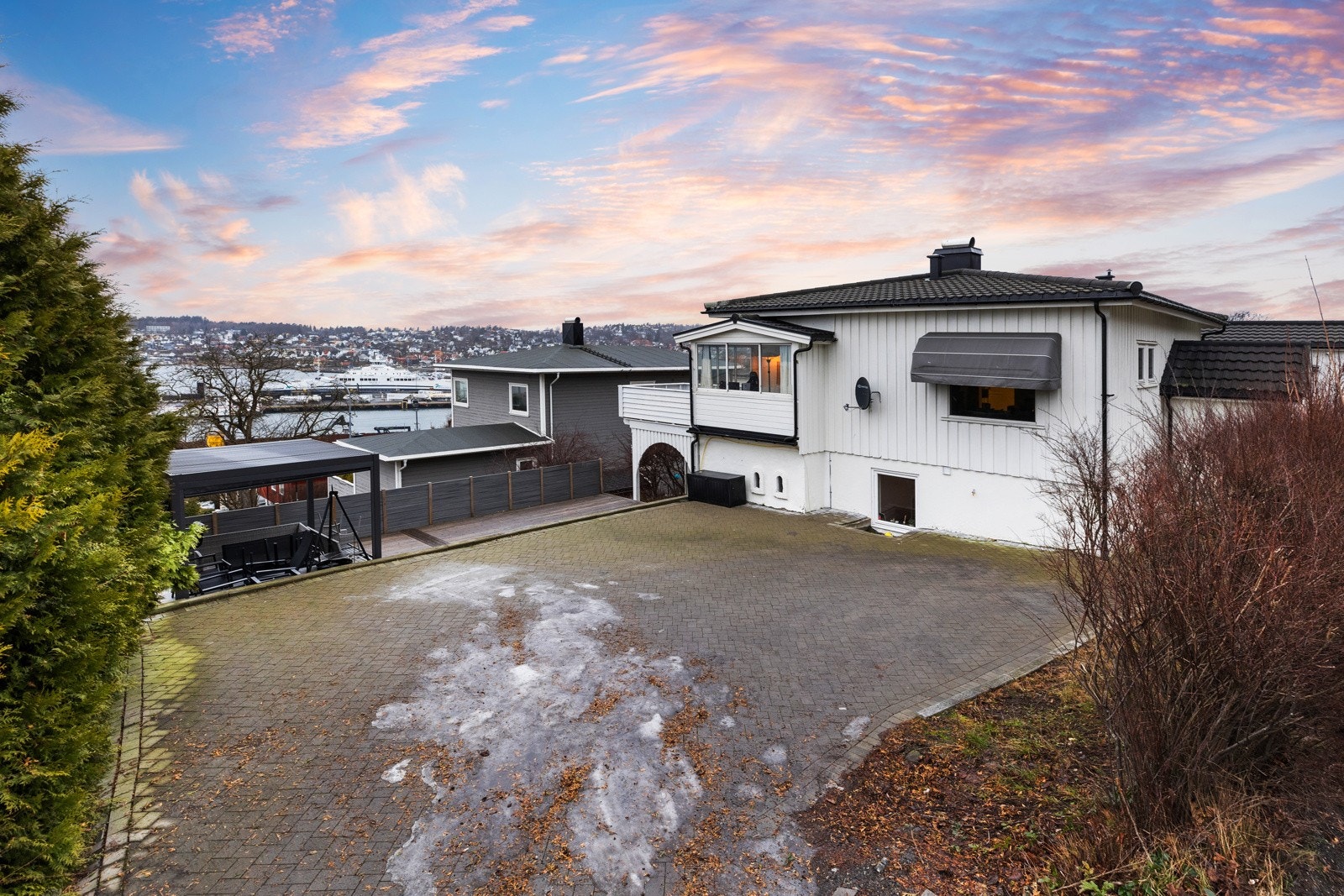 Stor steinlagt gårdsplass. Galleribilde