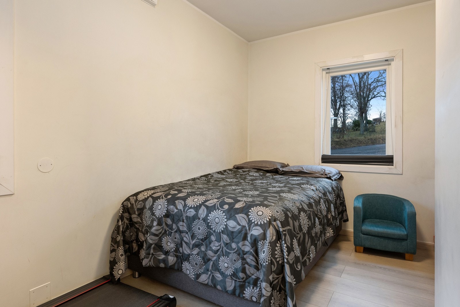 Soverom 1 har plass til dobbeltseng og garderobeskap. Galleribilde