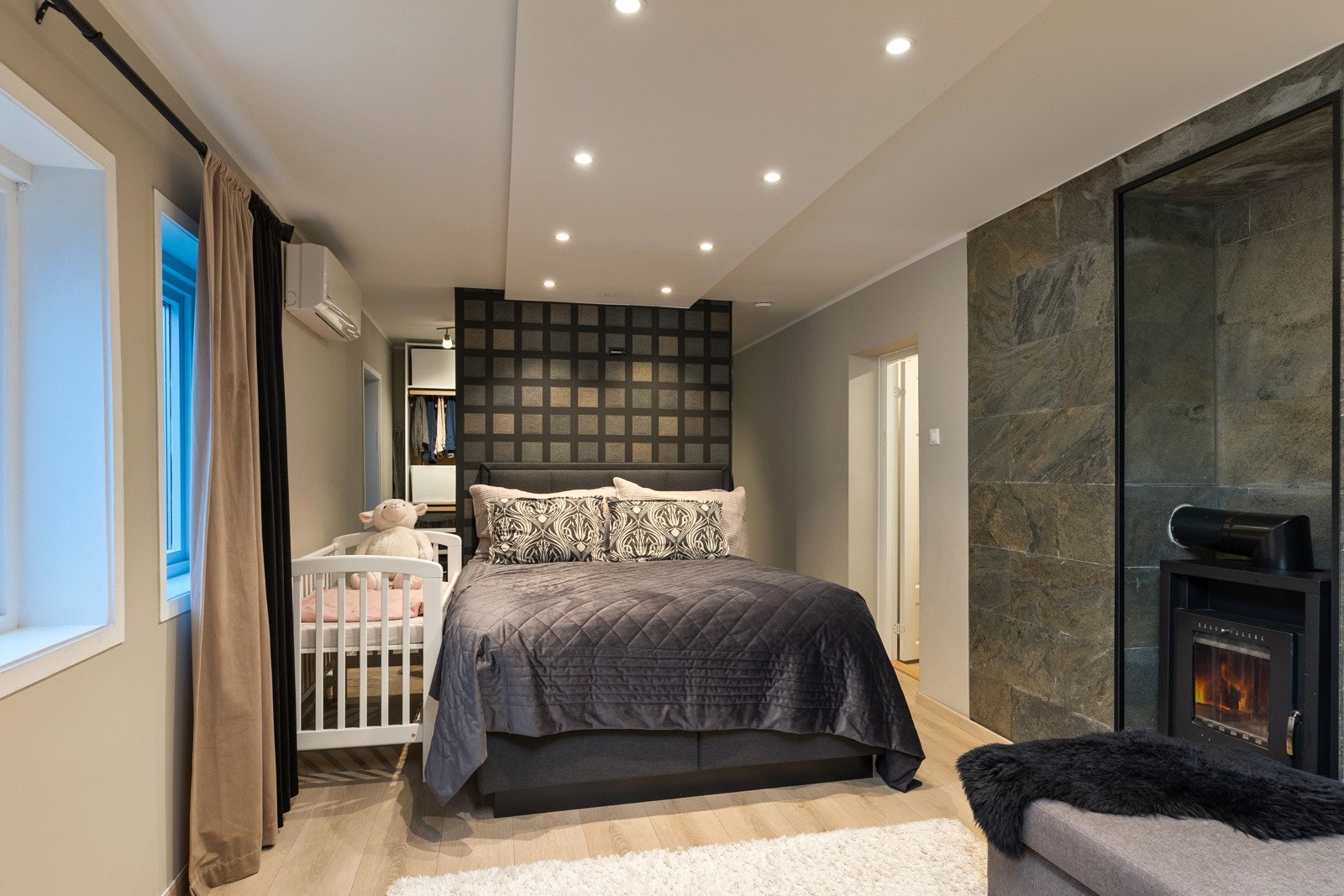Hovedsoverom med walk-in closet og garderoberom. Galleribilde