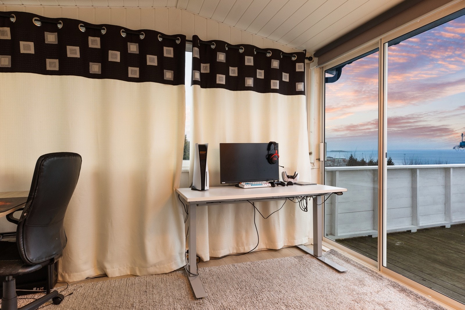 Denne brukes i dag som kontor/hobbyrom og har skyvedører videre ut til balkongen. Galleribilde