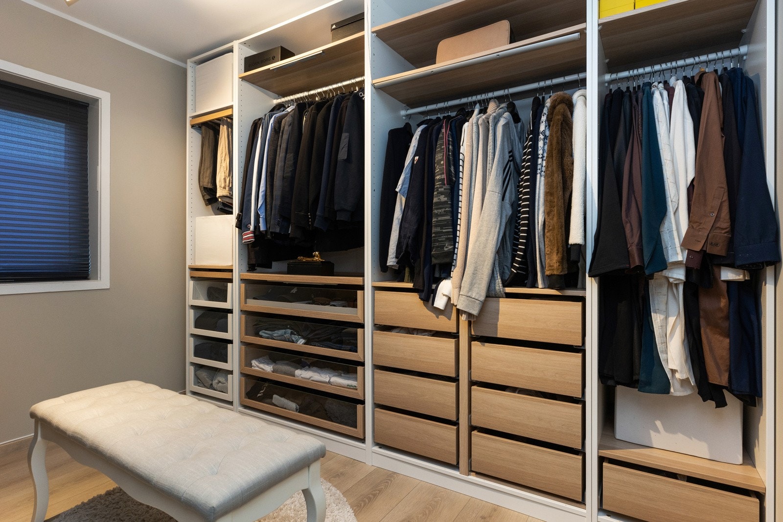 Walk-in closet. Galleribilde