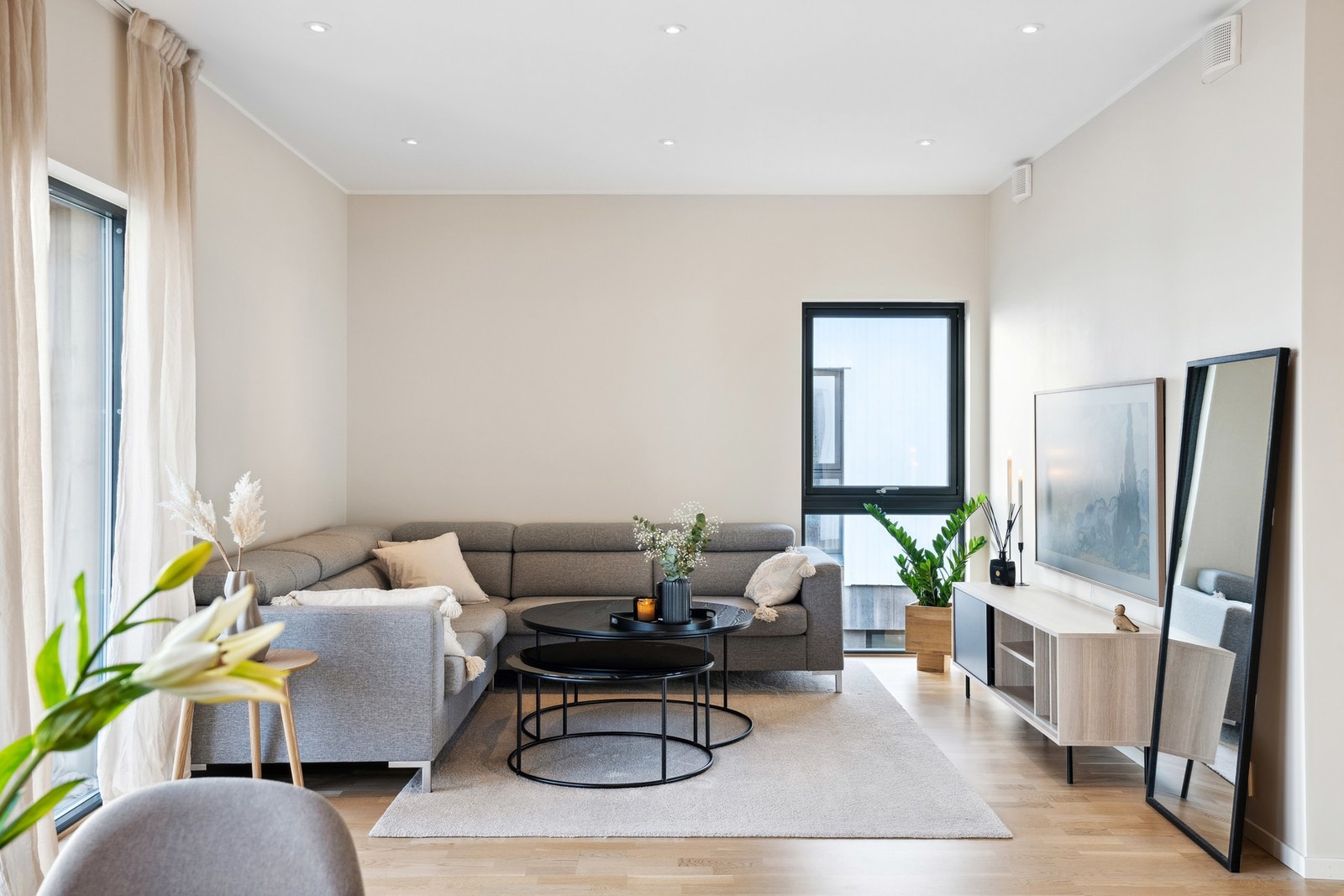 Her har man god plass til sofagruppe, TV, spisebord m.m. Galleribilde