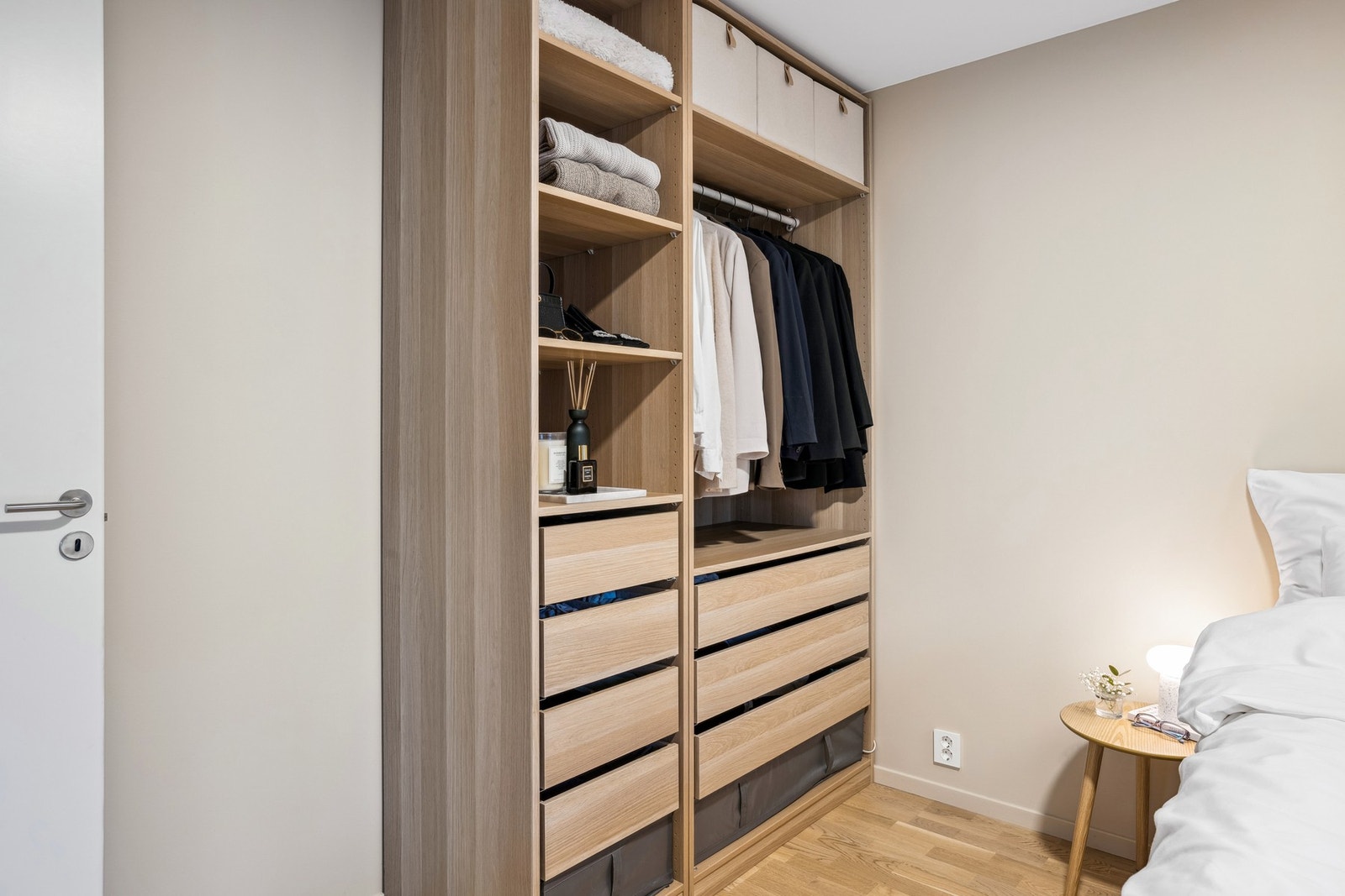 Soverommet har god plass til både dobbeltseng og garderobe Galleribilde