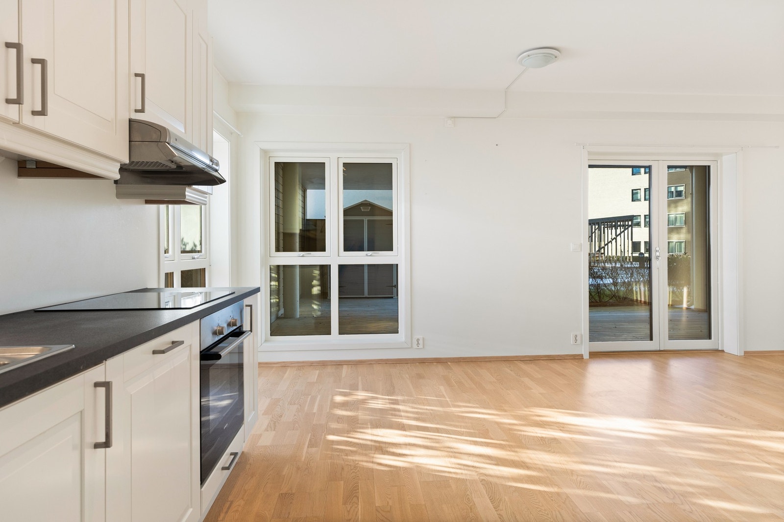 Leiligheten har parkett og flislagte gulv, kombinert med malte veggflater og fliser, som gir et moderne og stilrent uttrykk. Galleribilde