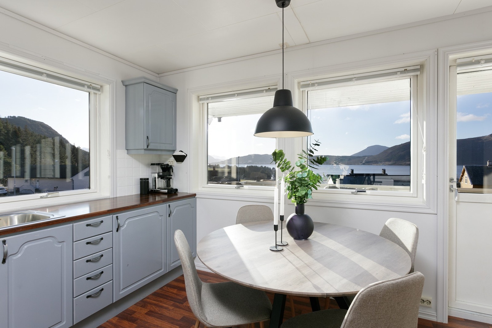 Kjøkkenet har fantastisk utsikt mot Longvafjorden og mot Haramsøya. Legg merke til at man har utgang til veranda herfra. Galleribilde