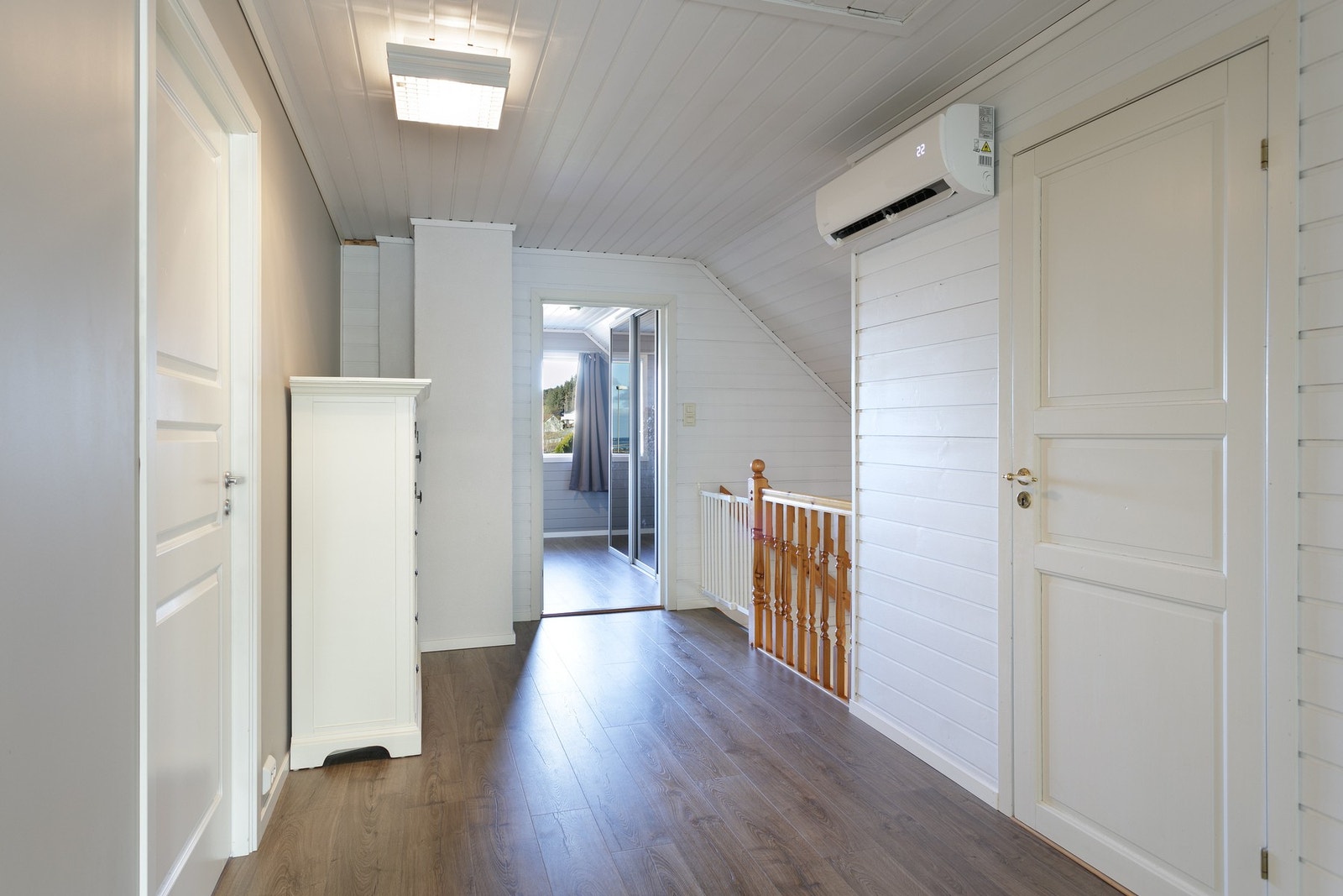 Loftsgang med nyere gulv. Legg merke til varmepumpe som er montert i 2019. Galleribilde