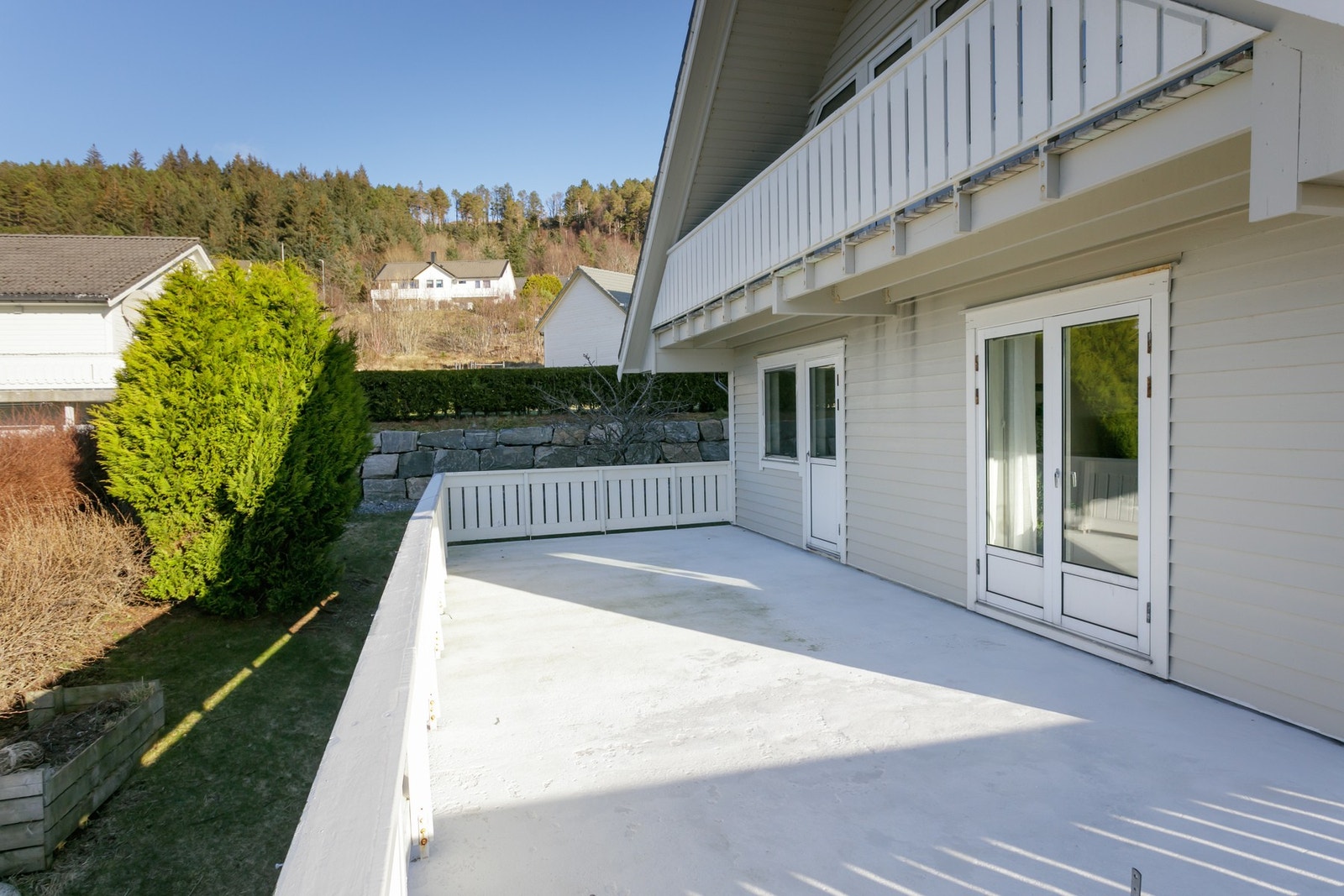 Når sommeren kommer kan du definitivt ta middagen her. Du har mer enn stor nok plass til hagemøbler, plaskebasseng og til grillen din. Begrenset innsyn. Galleribilde