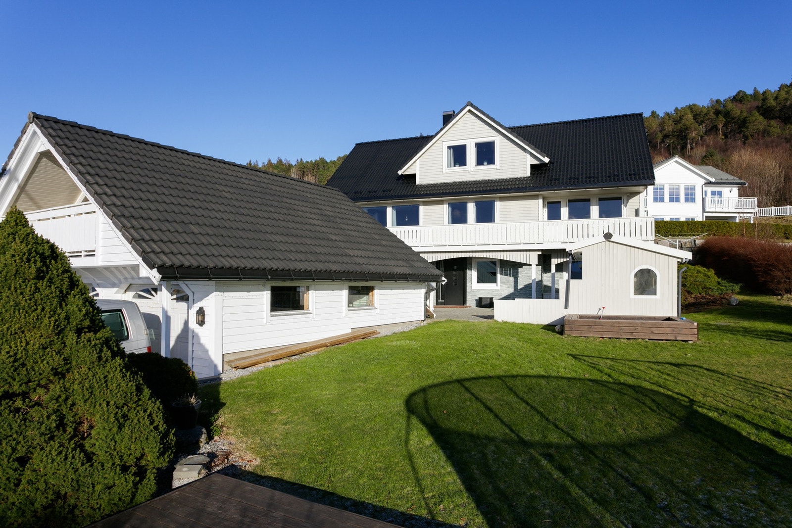 Fjellheim 48 har sydvendt orientering på tomt med gode solforhold. Koselig "lekestue" og sandkasse ved inngangspartiet. Galleribilde
